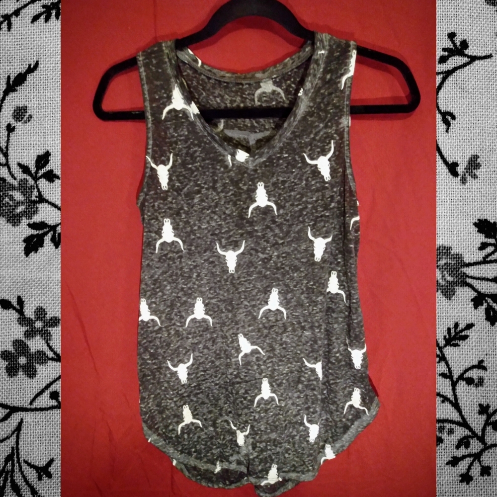 Longhorn pattern v-neck tank